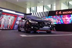 国产两厢版思域7月上市，中置排气口+运动套件，开在路上回头率爆表！