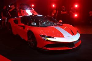 给超跑世界带来鼓舞 实拍法拉利SF90 Stradale