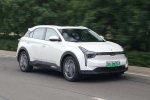 哪吒U性能/续航怎么样? 开着顺手质感不错