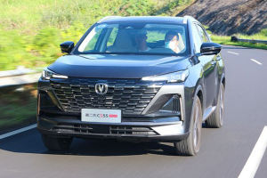 "颜智"兼备/8.3秒破百 试驾长安CS55PLUS