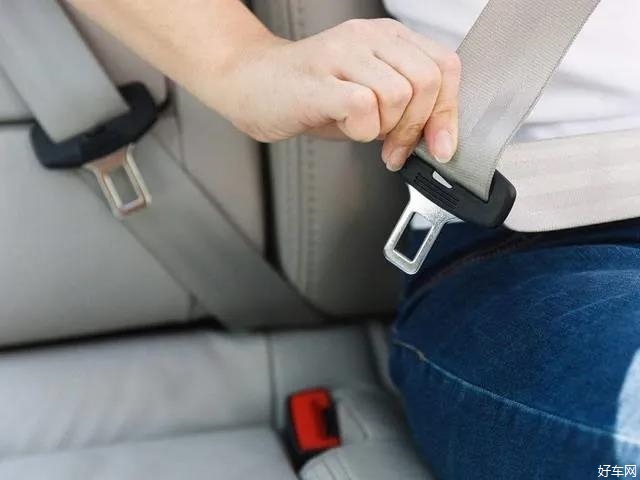 为什么安全带越用力越难拉，速度越快越拉不动？
