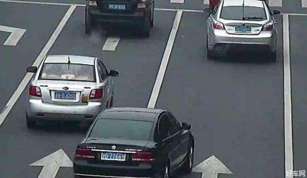 前车故障不动弹，后车实线变道算违章吗?