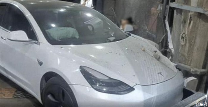 疑似刹车失灵？重庆一Model 3失控撞墙