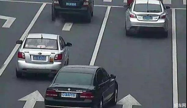 前车故障不动弹，后车实线变道算违章吗？